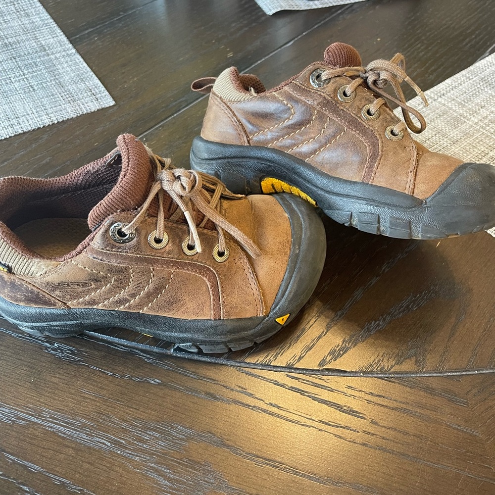 Brown Keen casual shoes size 10 VGUC